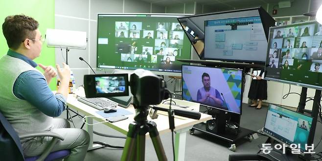 팬데믹을 거치며 줌을 활용한 화상 미팅이 보편화됐다. 그러나 저자는 “신체적 신호, 표정, 어조를 읽을 수 있는 대면 대화가 ‘더 깊고 매끄러운 사회적 교류’를 가능하게 한다”고 주장한다. 동아일보DB