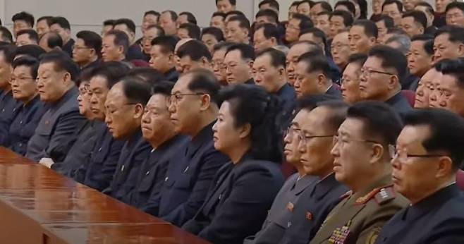 노동당 제8기 30차 비서국 확대회의에 참가한 북한 간부들의 겁에 질린 표정이 회의장 분위기를 말해주고 있다. 조선중앙TV 캡처
