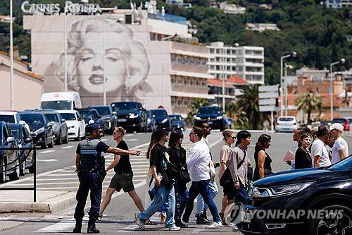 프랑스 남부 휴양도시 칸에서 정전으로 일부 지역 신호등이 멈춘 가운데 경찰이 교통 지도를 하고 있다. 칸(프랑스) EPA=연합뉴스