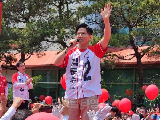 김문수 국민의힘 대선 후보가 25일 충남 논산시 홈플러스 논산점 앞에서 유세를 하고 있다. 윤선영 기자