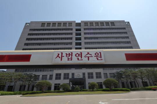 대법원 전원합의체의 이재명 더불어민주당 제21대 대선후보 판결로 촉발된 사법부 안팎 논란을 다룰 전국법관대표회의가 하루 앞으로 다가온 25일, 회의 개최 장소인 경기 고양시 사법연수원 정문 모습.<연합뉴스 사진>