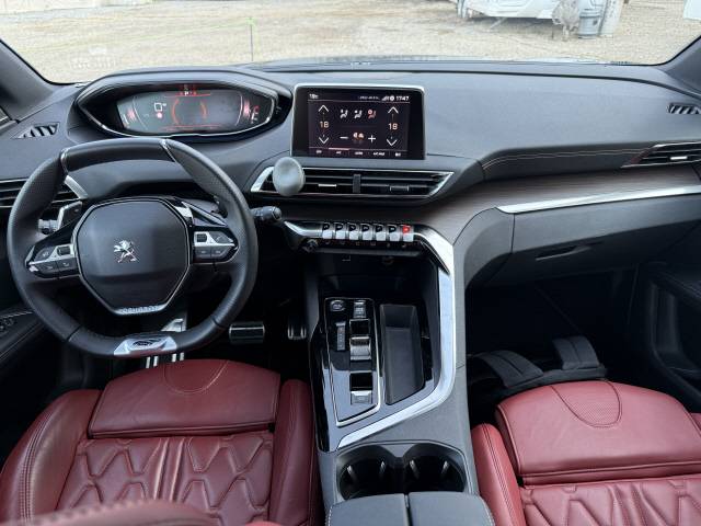 센터 디스플레이가 운전자 쪽으로 틀어졌으며, 조작 버튼들도 운전자의 손이 닿는 곳에 적절히 배치되는 등 운전자 지향적으로 설계된 1열 모습.