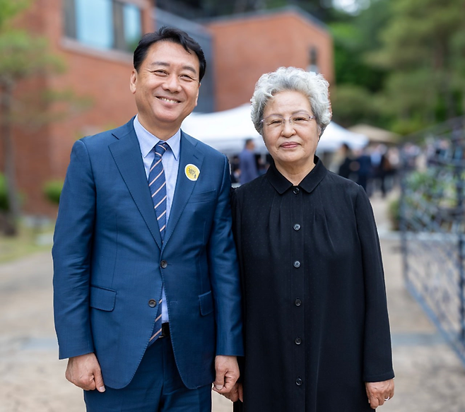 이광재 더불어민주당 중앙선거대책위원회 공동선대위원장과 권양숙 여사. 이 선대위원장 측 제공