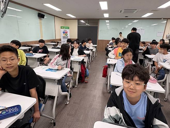 24일 전남대 시험장에서 열린 제11회 SWTO에 참가한 학생들이 시험을 기다리고 있다.