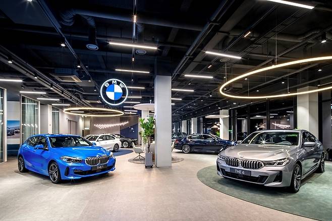 BMW 전시장 내부