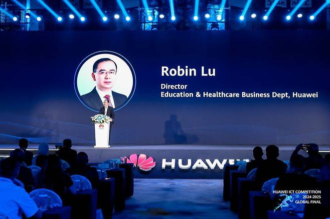 루융핑 화웨이 중국 지역 교육 및 의료분야 총괄 디렉터가 지난 24일 중국 선전 샹그릴라 호텔에서 열린 ‘화웨이 ICT 경진대회 2024-2025 글로벌 결선’에서 환영사를 하고 있다. 화웨이 제공