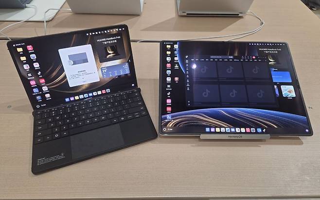 폴더블 노트북 '화웨이 메이트북 폴드 울티메이트'를 접었을 때(왼쪽)와 펼쳤을 때 모습. 사진=구자윤 기자