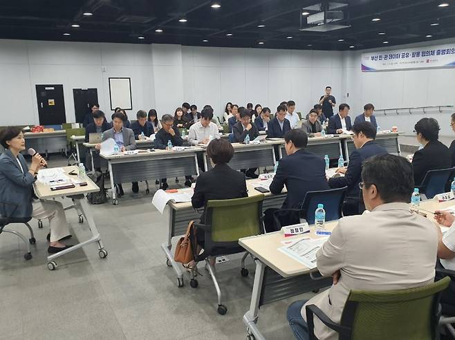 지난 23일 오후 부산역 유라시아플랫폼 회의실에서 열린 '부산 민관 데이터 공유·활용 협의체 출범 회의' 중 정나영 시 미래기술전략국장이 인사말을 전하고 있다. 사진=최승한 기자