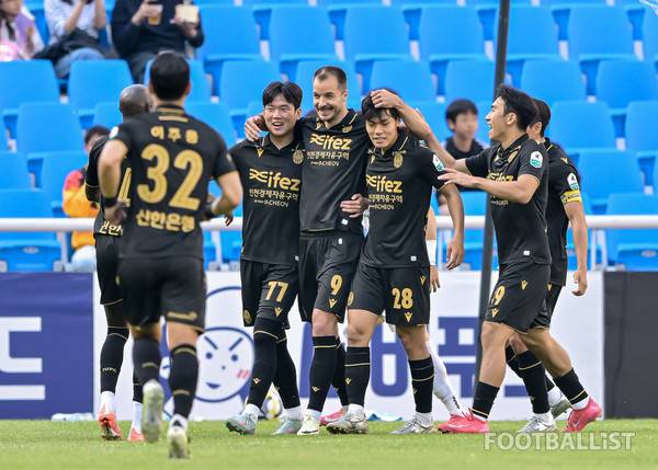 무고사(가운데, 인천 유나이티드). 서형권 기자