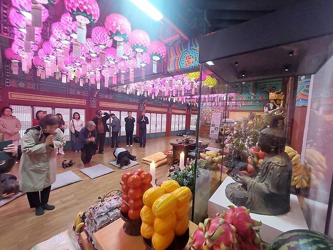 부처님 오신 날인 지난 5일 불자들이 충남 서산 부석사 설법전 유리장 안에 봉안된 금동관세음보살좌상 앞에서 고개 숙이며 배례하고 있다. 노형석 기자