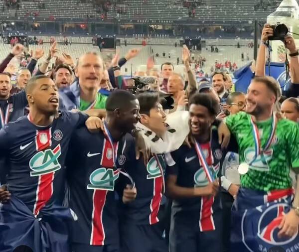 태극기를 목에 두른 이강인이 동료들과 어깨동무하고 방방 뛰며 우승 기쁨을 만끽하는 모습. 구단 사회관계망서비스(SNS) 영상 갈무리