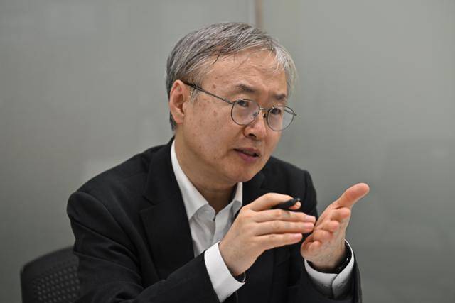 임효창 경제정의실천시민연합 유권자운동본부장이 21일 서울의 한 사무실에서 한국일보와 인터뷰를 하고 있다. 임 본부장은 "대선이 얼마 남지 않은 지금은 유권자들이 본인 생활과 밀접한 공약들을 중심으로 대선 후보들의 자질을 평가해야 한다"고 말했다. 정다빈 기자