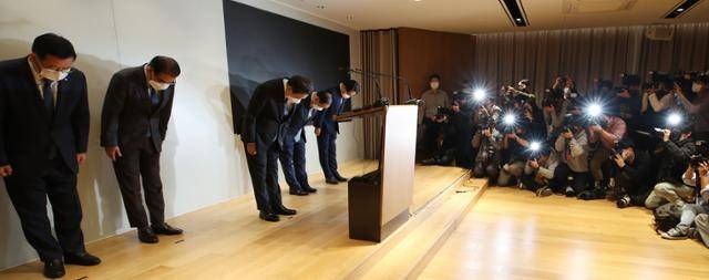 2022년 10월 21일 서울 양재동 SPC그룹 본사에서 허영인(왼쪽 단상 가운데) 회장과 계열사 대표들이 엿새 전 평택 SPL 제빵 공장 20대 여성 노동자 사망 사고와 관련해 대국민 사과를 하고 있다. 뉴시스