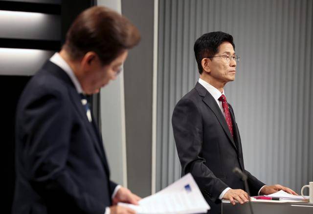 김문수(오른쪽) 국민의힘 대선 후보와 이재명 더불어민주당 대선 후보가 23일 서울 영등포구 KBS본관 스튜디오에서 열린 중앙선거방송토론위원회 주관 제21대 대통령선거 2차 후보자 토론회에 참석해 있다. 뉴시스