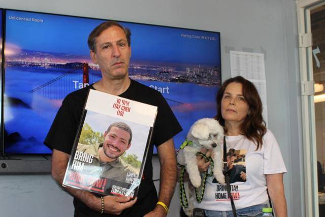 미국계 이스라엘인 루비 첸(왼쪽)과 독일계 이스라엘인인 그의 아내 하기트가 22일 텔아비브 인질· 실종자가족포럼 사무실에서 한국 기자단과 만나 대화하고 있다.