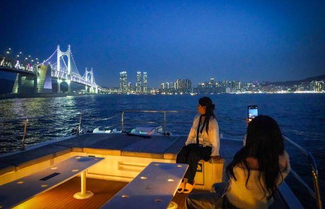 오는 12월 까지 매주 금, 토, 일요일 부산 수영강에서 식사와 야경을 즐길 수 있는 요트 크루즈. 부산시 제공