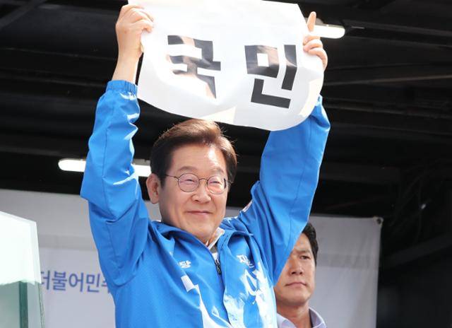 이재명 더불어민주당 대선 후보가 25일 충남 당진전통시장 유세장에서 유권자들의 지지를 호소하고 있다. 당진=고영권 기자