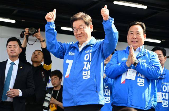 이재명 더불어민주당 대선 후보가 캐스팅보트인 충청권 공략에 나선 25일 충남 당진전통시장을 찾아 지지를 호소하고 있다. 당진=고영권 기자