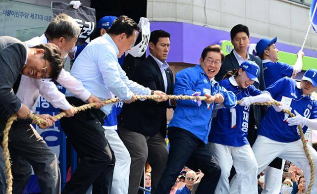 이재명 더불어민주당 대선 후보가 캐스팅보트인 충청권 공략에 나선 25일 충남 당진전통시장을 찾아 줄다리기 퍼포먼스를 하고 있다. 고영권 기자