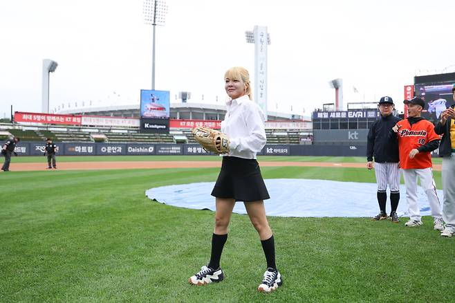 24일 수원 KT위즈파크에서 열린 제16회 선동열배 OK 전국농아인야구대회 시구에 나선 사오리. OK금융그룹 제공