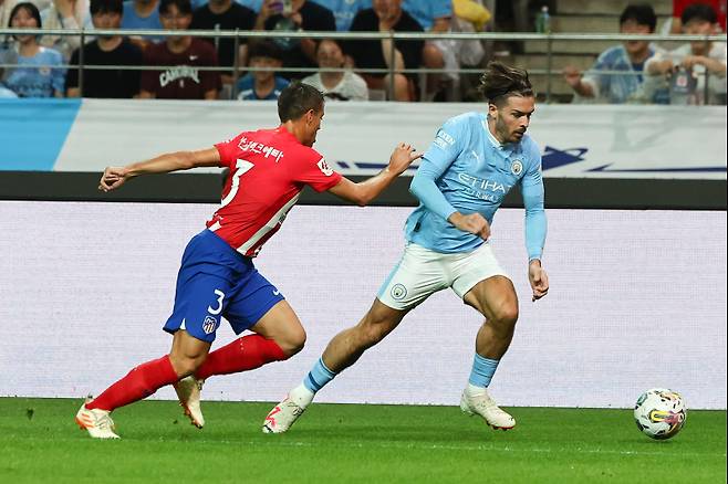 <yonhap photo-3198=""> 그릴리시 돌파 (서울=연합뉴스) 서대연 기자 = 30일 서울월드컵경기장에서 열린 쿠팡플레이 시리즈 2차전 AT마드리드와 맨체스터 시티의 경기. 맨시티 그릴리시가 드리블하고 있다. 2023.7.30 dwise@yna.co.kr (끝)/2023-07-30 21:01:28/ <저작권자 ⓒ 1980-2023 ㈜연합뉴스. 무단 전재 재배포 금지.></yonhap>