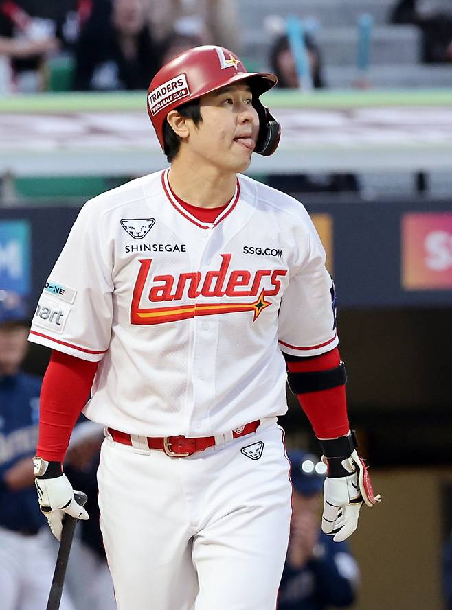 2025 KB0리그 프로야구 SSG랜더스와 NC다이노스의 경기가 13일 오후 인천SSG랜더스필드에서 열렸다. 4회말 1사 최정이 삼진으로 물러나고 있다. 인천=김민규 기자 mgkim1@edaily.co.kr /2025.05.13/