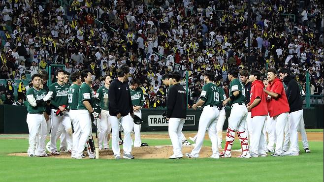 SSG 선수단이 24일 인천 LG전 종료 후 마운드 주변에서 묵념을 하고 있다. SSG 제공&nbsp;
