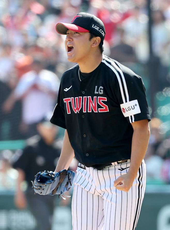 2025 KB0리그 프로야구 SSG랜더스와 LG트윈스의 경기가 25일 오후 인천SSG랜더스필드에서 열렸다. 6회말 2사 2,3루 선발투수 송승기가 한유섬을 삼진 처리한 후 포효하고 있다. 인천=김민규 기자 mgkim1@edaily.co.kr /2025.05.25/