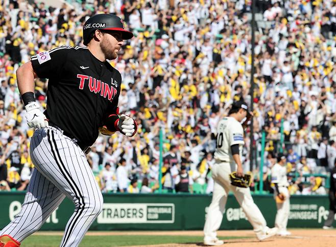 LG 오스틴이 25일 오후 인천SSG랜더스필드에서 열린 SSG전 7회 솔로 홈런을 치고 베이스를 돌고 있다. 인천=김민규 기자 mgkim1@edaily.co.kr /2025.05.25/