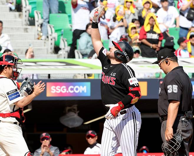 2025 KB0리그 프로야구 SSG랜더스와 LG트윈스의 경기가 25일 오후 인천SSG랜더스필드에서 열렸다.7회초 무사 오스틴이 솔로 홈런을 치고 홈인하며 세리머니를 하고 있다. 인천=김민규 기자 mgkim1@edaily.co.kr /2025.05.25/