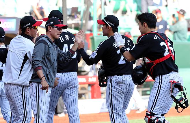 2025 KB0리그 프로야구 SSG랜더스와 LG트윈스의 경기가 25일 오후 인천SSG랜더스필드에서 열렸다. 9대 3으로 승리한 LG 염경엽 감독이 경기 후 포수 이주헌 등 선수들을 맞이하고 있다. 인천=김민규 기자 mgkim1@edaily.co.kr /2025.05.25/