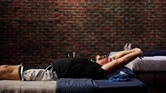 지팡이 없이는 걷지도 못했던 초고도비만의 50대 남성이 'DDP 요가'와 식단 조절을 통해 140㎏ 감량에 성공했다. 사진은 DDP 요가 동작 중 일부. [사진=유튜브 채널 'DDP YOGA']