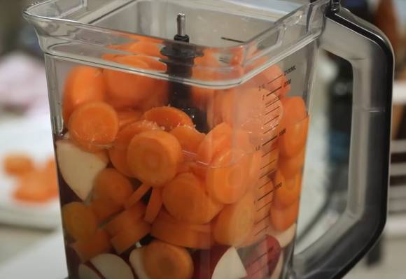 찐 당근과 썬 사과를 넣고 물과 소금을 넣고 갈아준다.  [사진=유튜브 @지식한상]