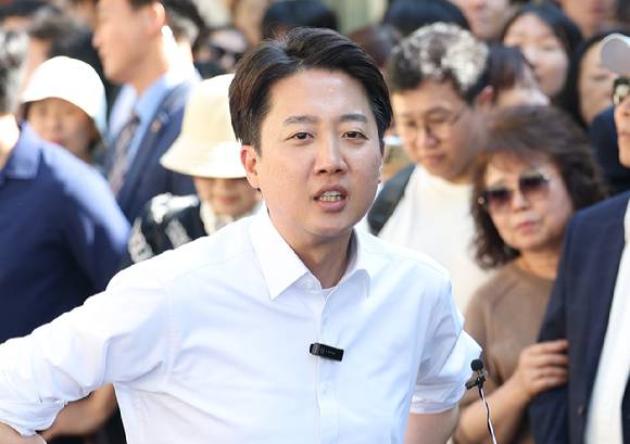 개혁신당 이준석 대선후보가 25일 서울 종로구 종묘 인근 서순라길에서 유세 시작 전 발언하고 있다. 2025.5.25 [사진=연합뉴스]