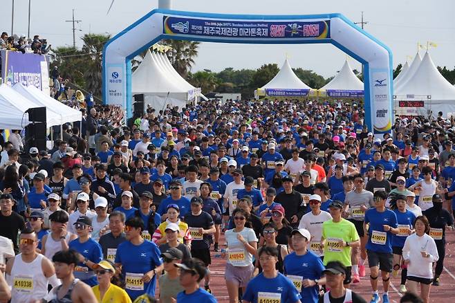 25일 오전 제주시 구좌종합운동장에서 개막한 '제29회 제주국제관광마라톤 축제'. 1만여 명의 참가자들이 출발 신호와 함께 힘찬 레이스를 시작하고 있다. (제주도관광협회 제공)