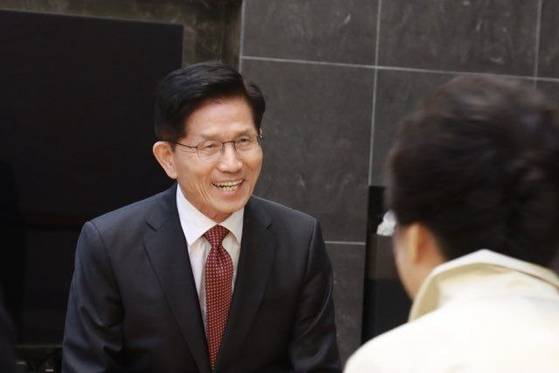 김문수 국민의힘 대선 후보가 24일 대구 달성군 박근혜 전 대통령 사저에서 박 전 대통령을 만나고 있다. 사진 국민의힘