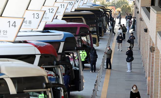 지난 1월 설 명절 연휴를 앞둔 24일 서울 서초구의 고속버스터미널 출발장 모습. 뉴스1