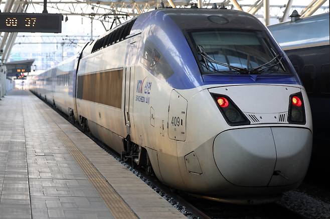 KTX 등 철도 요금이 14년째 동결되면서 코레일이 경영의 어려움을 호소하고 있다. 뉴스1