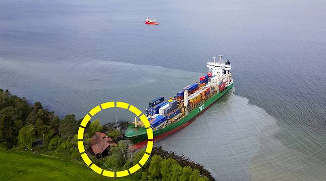 지난 22일(현지시간) 길이가 135m인 1만1000t급 컨테이너선 ‘NCL 살텐’이 좌초해 노르웨이 트론헤임에 있는 요한 헬베르그의 주택 앞마당을 덮쳤다. AP=연합뉴스