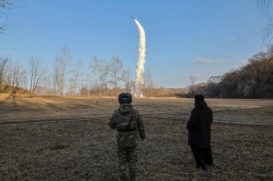 지난 1월 25일 해상(수중) 대 지상 전략순항유도무기의 시험발사를 지켜보고 있는 김정은 북한 국무위원장(오른쪽). 뉴스1