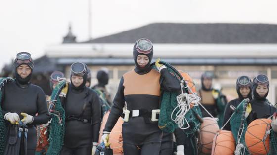 제작진은 송지효를 통해 "해녀라는 직업에 담긴 노동의 가치와 공동체의 의미가 자연스럽게 전달될 것"이라고 기대했다. 사진 JTBC, BBC 스튜디오