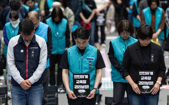 지난 24일 서울 종로구 경복궁 영추문 인근에서 열린 전국교직원노동조합(전교조) 창립 36주년 전국교사결의대회에 참가자들이 제주의 한 중학교에서 숨진 40대 교사 A씨를 추모하고 있다. 뉴스1