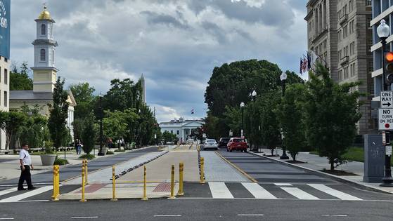 경찰의 과잉 진압으로 사망한 조지 플로이드의 5주기(5월 25일)를 앞둔 24일(현지시간) 워싱턴 백악관 북쪽 16번가에 집회를 차단하기 위한 차단봉이 설치돼 있다. 플로이드 사건 이후 이곳은 '흑인의 생명도 소중하다 광장'으로 명명됐지만, 트럼프 대통령이 취임한 이후 관련 시설을 모두 철거하고, 이름도 '자유 광장'으로 변경했다. 강태화 특파원