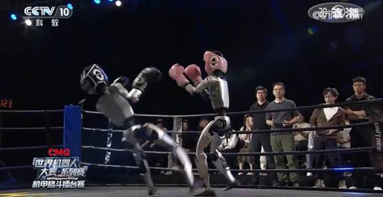 25일 중국 항저우에서 세계 첫 로봇 격투기 대회가 개최됐다. CC-TV 캡처