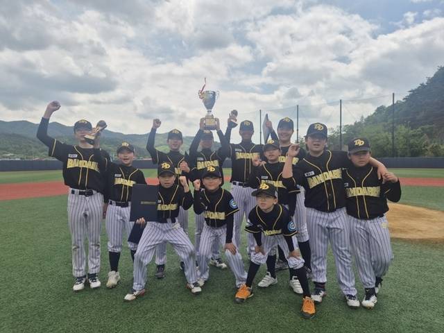 ▲ 평창군을 대표하는 유소년 야구팀 ‘평창반다비스야구단’(감독 김민범)이 제17회 강원특별자치도지사기 야구대회에서 유소년부 우승을 차지하며 연이어 전국대회 정상에 올라 전국적인 유소년 야구 강팀으로 주목받고 있다.