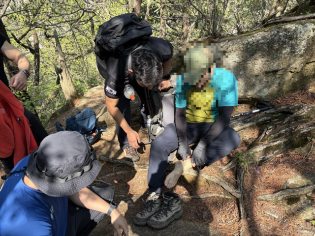 ▲ 25일 오전 7시 19분쯤 인제군 설악산 한계령휴게소에서 귀떼기청 방향으로 등반하던 50대 남성이 등반을 하던 중 발목을 접질러 소방당국에 의해 구조됐다. 강원소방본부 제공