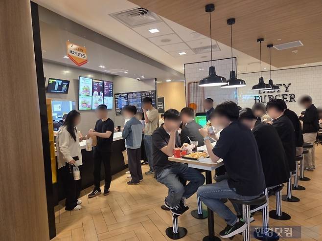 23일 정오께 서울 영등포구 한 패스트푸드점에서 인근 직장인들이 햄버거를 먹는 모습. /사진=이민형 기자