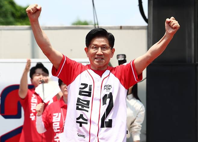 김문수 국민의힘 대선 후보가 25일 오후 충남 공주시 공산성 인근에서 유세를 하고 있다. 뉴스1