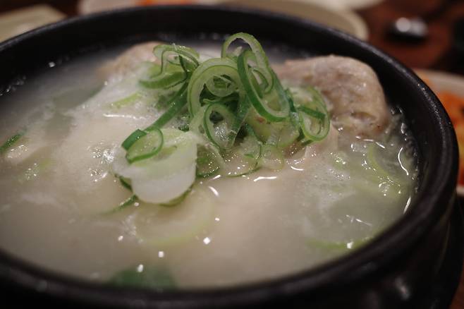 서울 영등포구에 위치한 한성삼계탕의 삼계탕. 사진=이준형 블루밍비트 기자