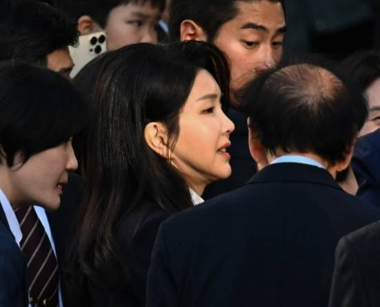 김건희 여사가 지난달 11일 서울 서초구 아크로비스타 사저로 향하고 있다. 사진공동취재단